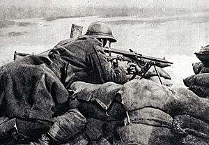 Archivo:Belgian machinegunner in 1918 guarding trench