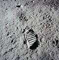Buzz Aldrin's bootprint on the Moon, AS11-40-5877 (21472308758)