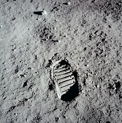 Archivo:Buzz Aldrin's bootprint on the Moon, AS11-40-5877 (21472308758)