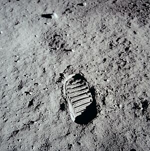 Archivo:Buzz Aldrin's bootprint on the Moon, AS11-40-5877 (21472308758)
