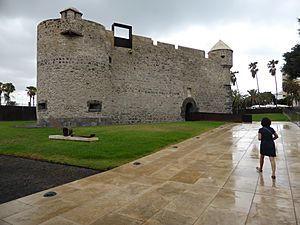 Archivo:Castillo de la Luz, o de Las Isletas, en la ciudad de Las Palmas de Gran Canaria, España