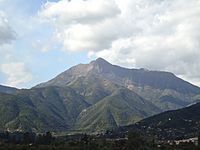 Archivo:Cerro La Campana Pelumpén