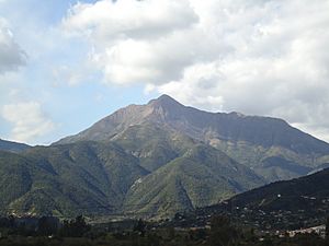 Archivo:Cerro La Campana Pelumpén
