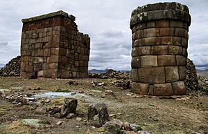 Archivo:Chulpas en Cutimbo, Puno Perú