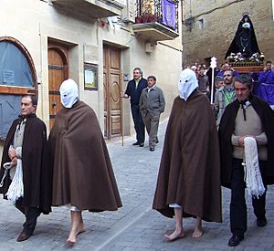 Archivo:Disciplinantes con sus ayudantes al comienzo de la procesión