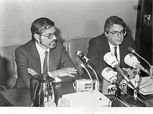 Archivo:Eduardo Sotillos ofrece la rueda de prensa posterior al Consejo de Ministros junto al secretario de Estado de Hacienda. Pool Moncloa. 18 de abril de 1984