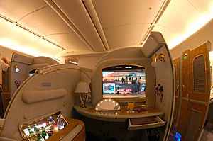 Archivo:Emirates Boeing 777-200LR First Class Suite