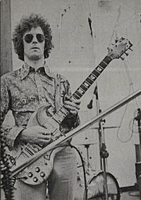 Archivo:Eric Clapton playing "The Fool" with Cream