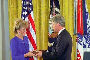 Archivo:Gary Gordon Medal of Honor (DA-SC-02-06243)