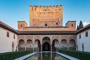 Archivo:Granada Spain Alhambra-Palacio-de-Comares-01