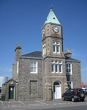 Archivo:Guernsey July 2011 282, Clocktower Saint Sampson
