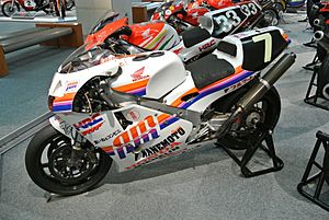 Archivo:Honda RVF750 in the Honda Collection Hall