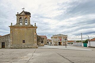 Iglesia de Nuestra Señora del Rosario en Valderrodrigo y Ayuntamiento.jpg
