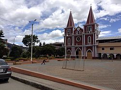 Iglesia y plaza principal de Puzhío, Chordeleg.jpg