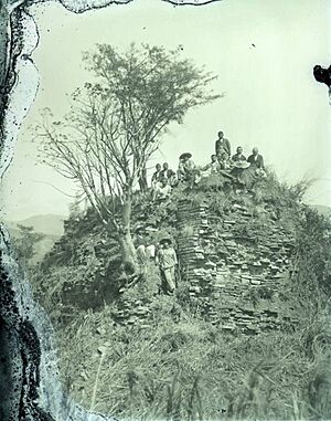 Archivo:Iximche1920