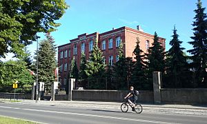 Archivo:Jarosław Dąbrowski 1st Lyceum in Tomaszów Mazowiecki. For years, the school has been listed among the best Polish high schools