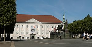 Archivo:Klagenfurt am Wörthersee, straatzicht Neuer Platz met Rathaus Dm47988 IMG 2166 2019-08-15 09.37