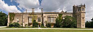 Archivo:Lacock Abbey view from south