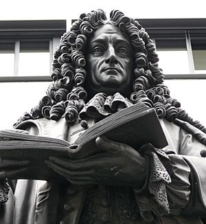 Archivo:Leipzig Leibniz Denkmal 07