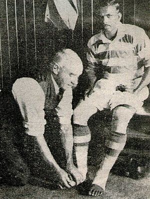Archivo:Mohammed Salim (Indian footballer) having feet bandaged at Celtic FC, 1936 photograph