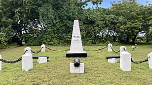 Archivo:Monument aux morts - Grand-Popo 06