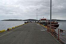 Archivo:Muelle Chonchi y barcos