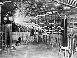 Archivo:Nikola Tesla, with his equipment EDIT