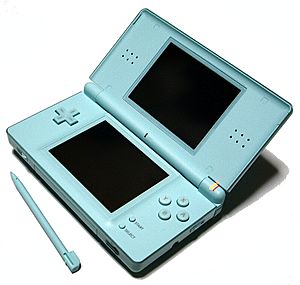 Archivo:Nintendo DS Lite Ice Blue 01