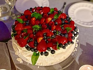 Archivo:Pavlova cake with summer fruits, Brisbane, Queensland