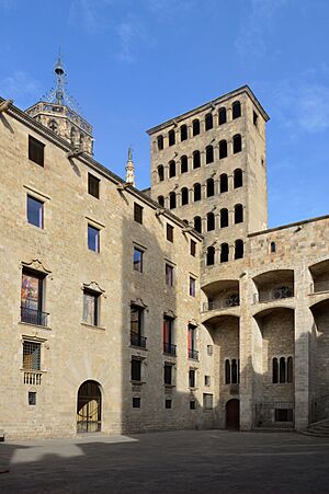 Archivo:Plaça del Rei on a quiet morning, Barcelona, 2023