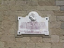 Archivo:Placa al Cardenal Cuesta, iglesia de Macotera