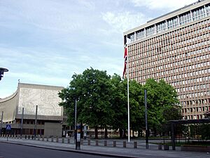 Archivo:Regjeringskvartalet Nygaardsvolds plass Oslo 18jun2005