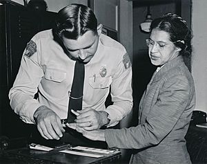 Archivo:Rosa Parks being fingerprinted by Deputy Sheriff D.H. Lackey after being arrested for refusing to give up her seat for a white passenger on a segregated municipal bus in Montgomery, Alabama