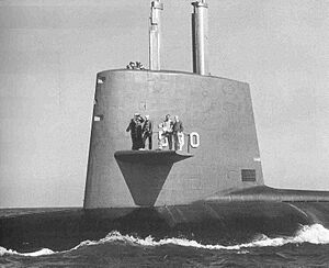Archivo:Sculpin (SSN-590) with Admiral Rickover