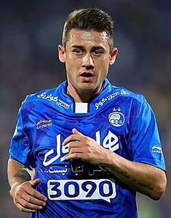 Archivo:Server Djeparov playing for Esteghlal against Tractor Sazi 02
