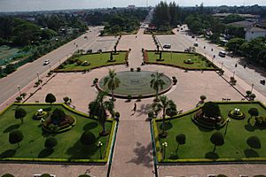Archivo:Square in Vientiane