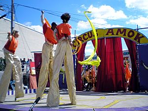 Archivo:Stilt Walkers at Circus Amok by David Shankbone