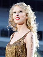 Taylor Swift con un vestido dorado.