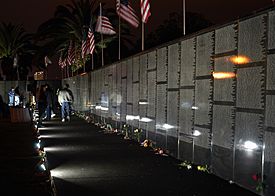 Archivo:US Navy 060506-N-7217H-005 The three-quarters Dignity Memorial Vietnam Wall, which stands at 240-feet long and 8-feet high is illuminated by the night-lights
