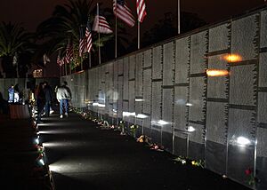 Archivo:US Navy 060506-N-7217H-005 The three-quarters Dignity Memorial Vietnam Wall, which stands at 240-feet long and 8-feet high is illuminated by the night-lights
