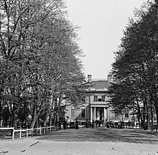 Archivo:Virginia Governor's Mansion, Richmond, VA (1865)