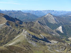 Archivo:Vistas desde el Coriscao hacia el macizo del Mampodre y otros montes de la Cordillera Cantábrica