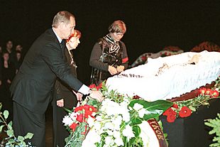 Archivo:Vladimir Putin at funeral of Oleg Yefremov-1