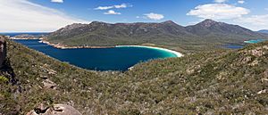 Archivo:Wineglass Bay from Lookout