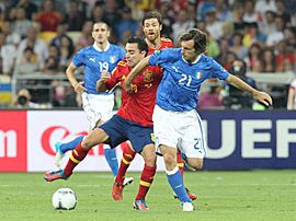 Archivo:Xavi and Andrea Pirlo Euro 2012 final