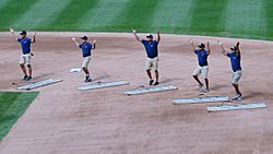 Archivo:Yankee Stadium Grounds Crew Performing YMCA on 8-14-16