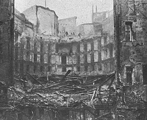 Archivo:1915-11-08, La Ilustración Artística, p.742 (cropped) Vista del interior del teatro tomada desde el fondo del escenario después de sofocado el fuego