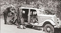 Archivo:1932 Ford V-8 containing the remains of Bonnie Parker and Clyde Barrow