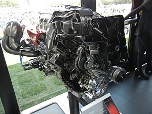 Archivo:2020 Corvette C8 engine cutout