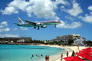 Archivo:American 757 on final approach at St Maarten Airport